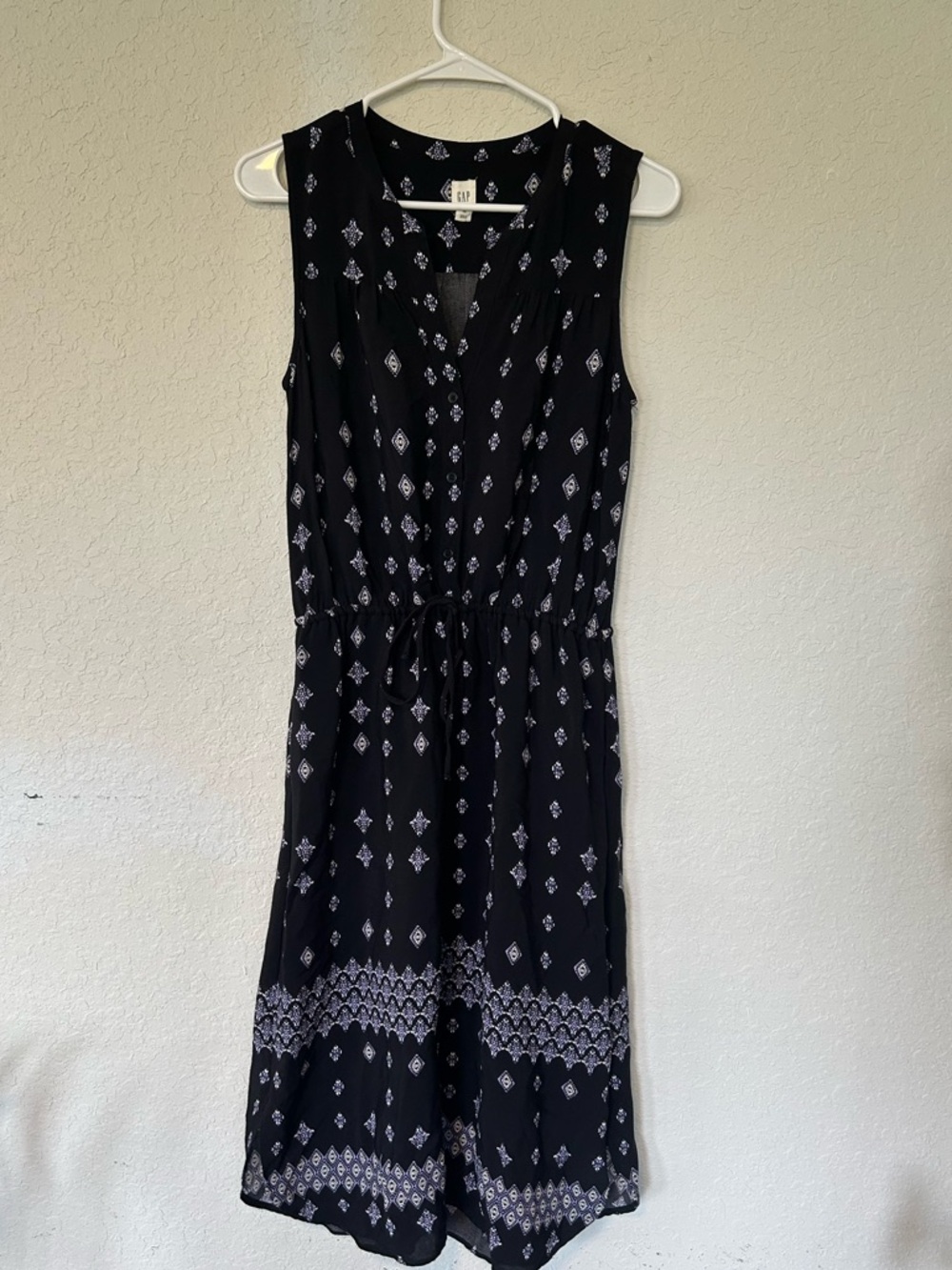 Boho Inspired GAP Black Sleeveless Midi Dress with White and BlueGeometric Print
